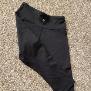 Black lululemon leggings.